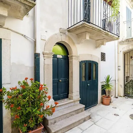 Vico De Amicis 30 * Mola di Bari
